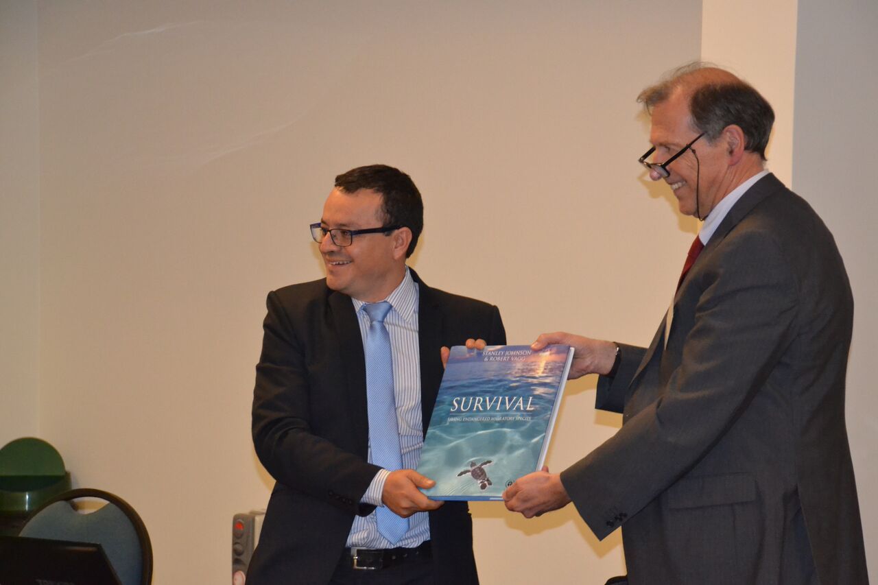 Mirbel Epiquien receives a copy of Survival © Juan Carlos Atienza